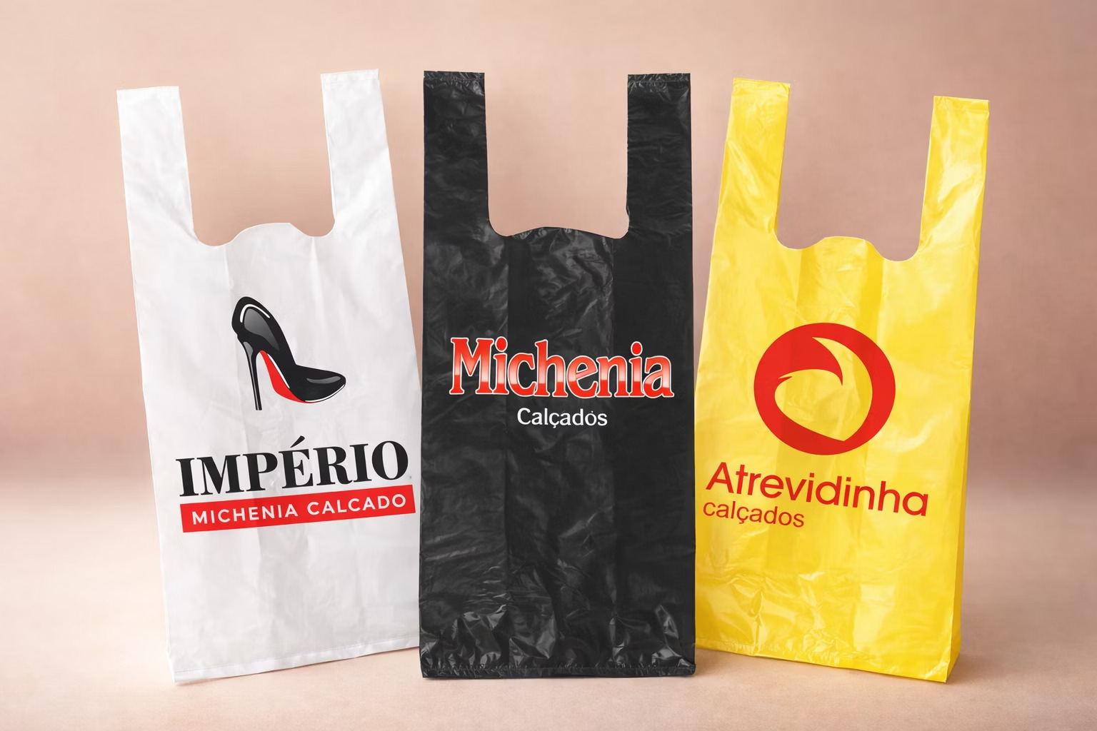 Sacolas plásticas personalizadas com alça camiseta em diferentes cores